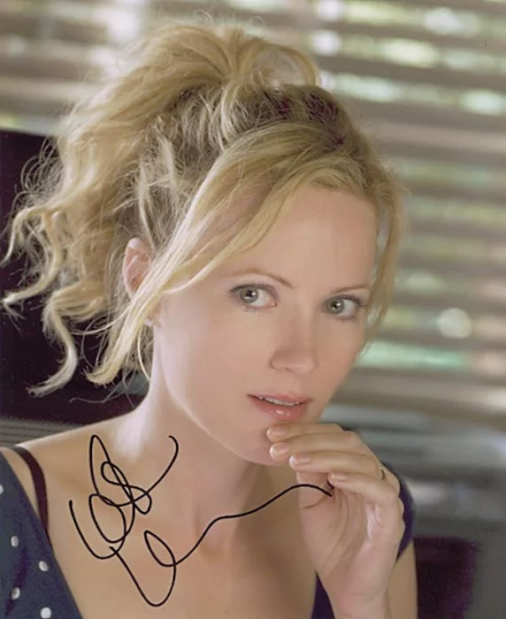 Leslie Mann autograph