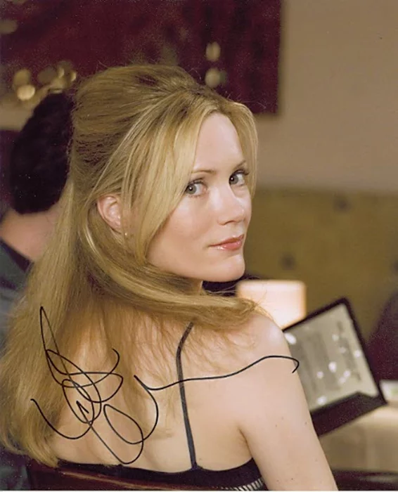 Leslie Mann autograph