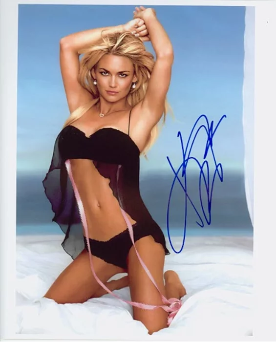 Kelly Carlson autograph