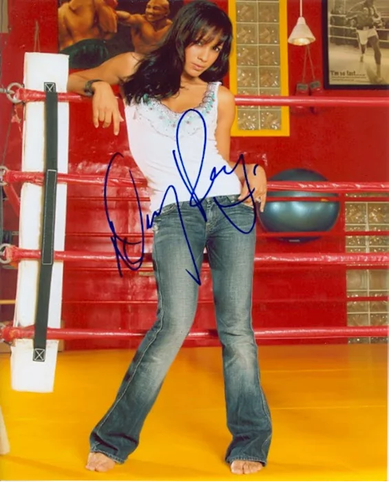 Dania Ramirez autograph