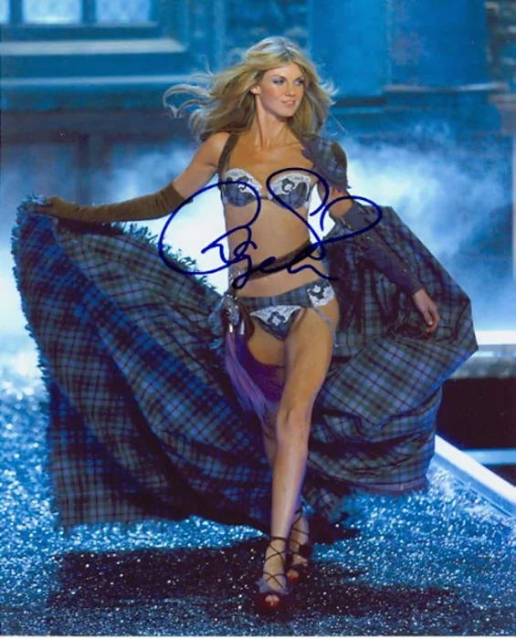 Angela Lindvall autograph