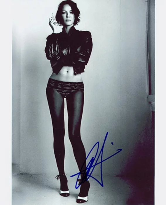 Connie Nielsen autograph