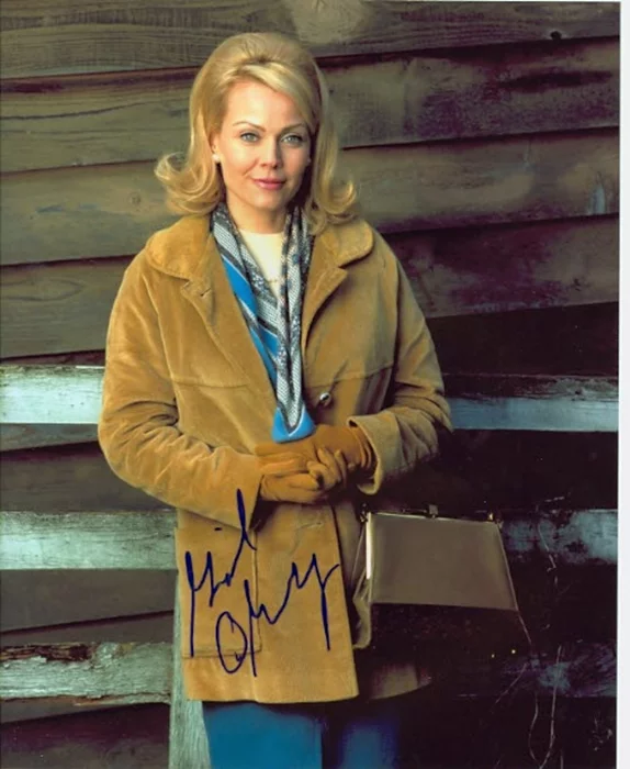 Gail O'Grady autograph