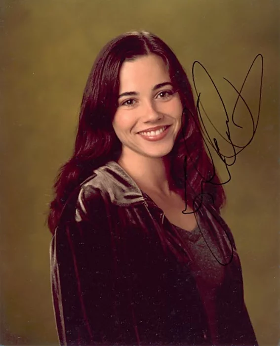 Linda Cardellini autograph
