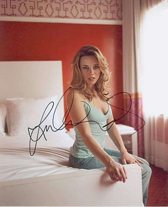 Linda Cardellini autograph