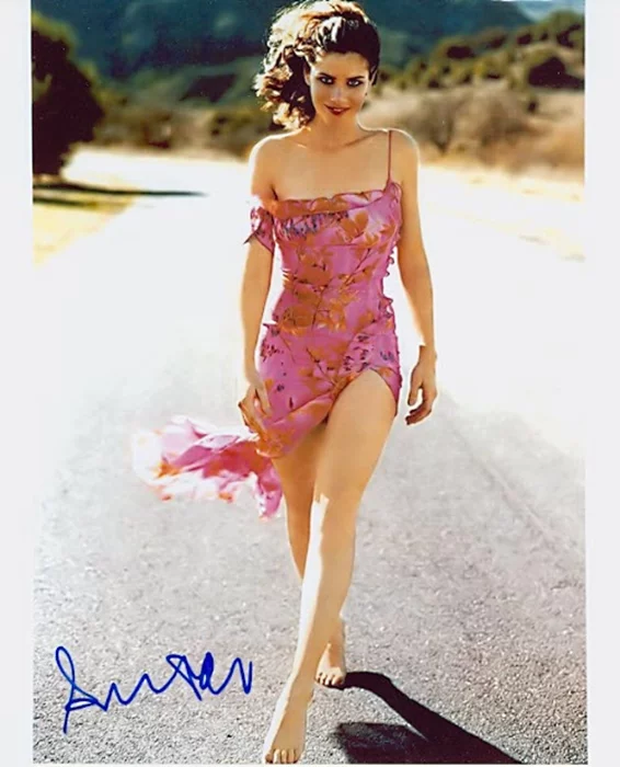 Amanda Peet autograph
