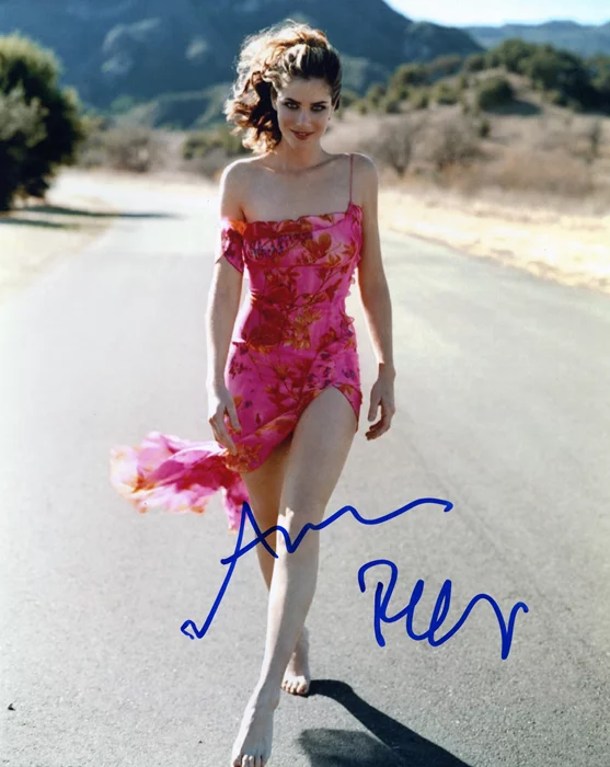 Amanda Peet autograph
