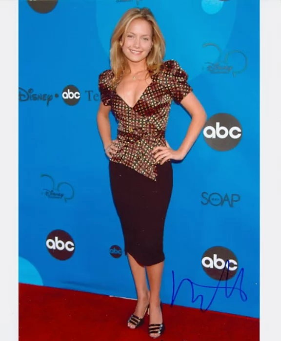 Becki Newton autograph