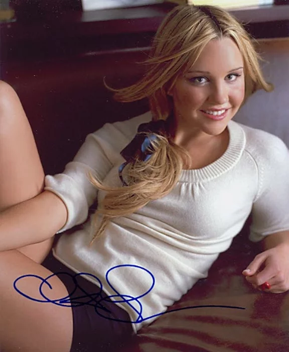 Amanda Bynes autograph