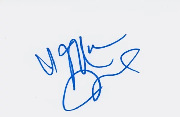 Maria Menounos autograph