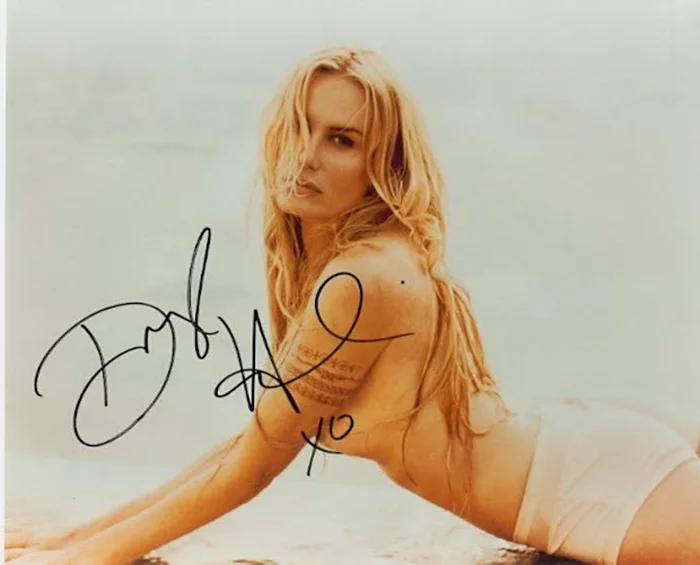 Daryl Hannah autograph