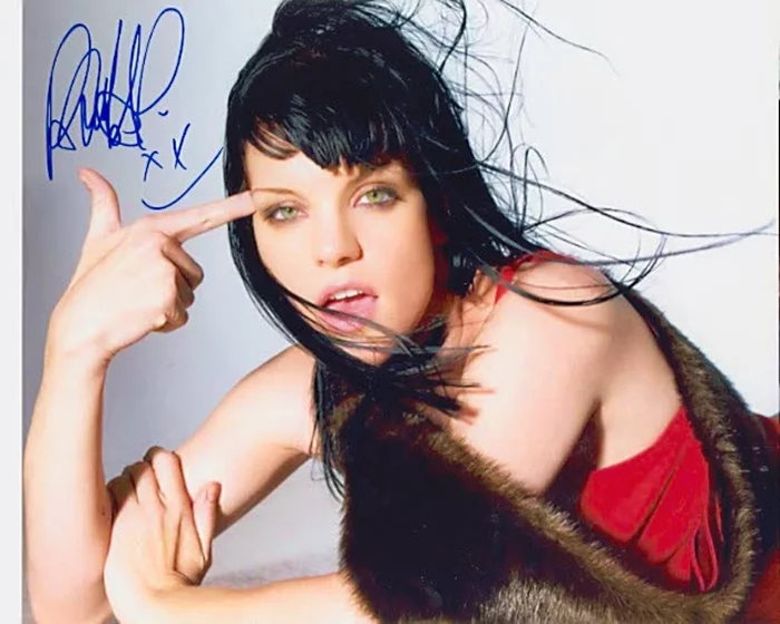 Pauley Perrette autograph