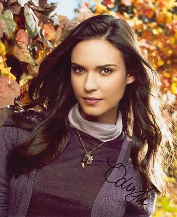 Odette Yustman autograph