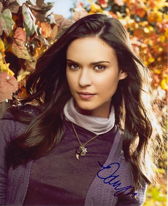 Odette Yustman autograph