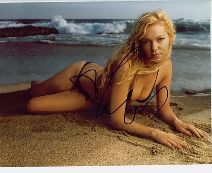 Laura Prepon autograph