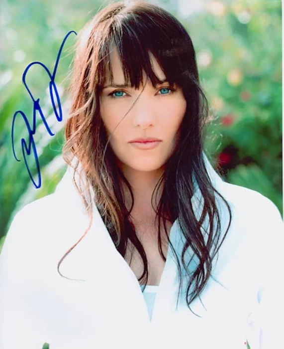 Lucy Lawless autograph
