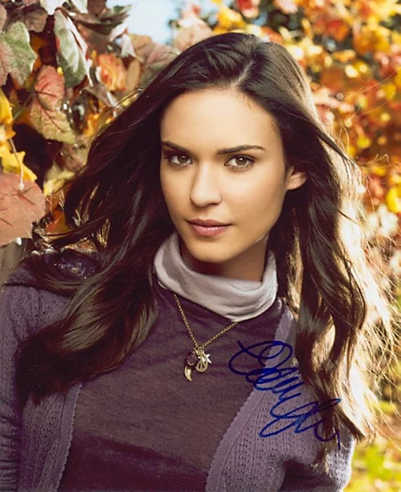 Odette Yustman autograph