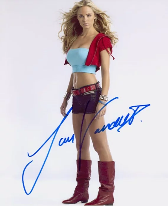 Laura Vandervoort autograph
