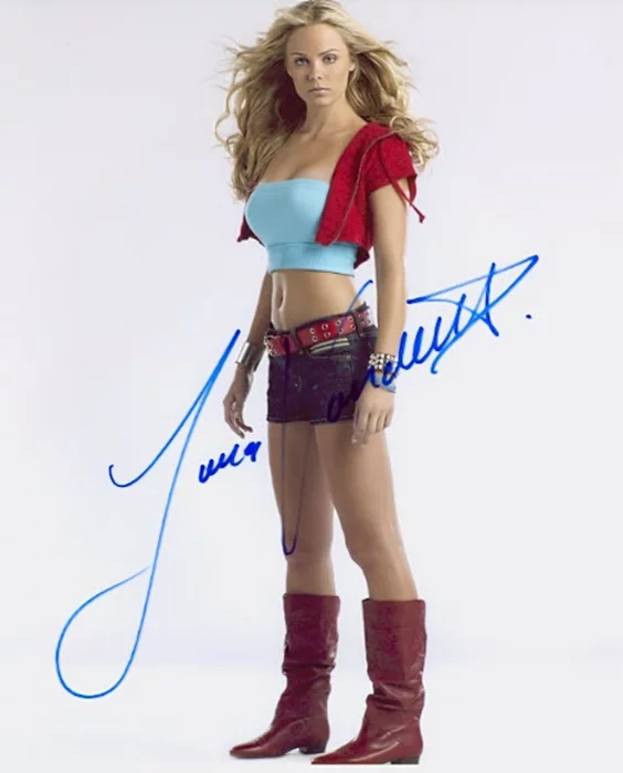 Laura Vandervoort autograph