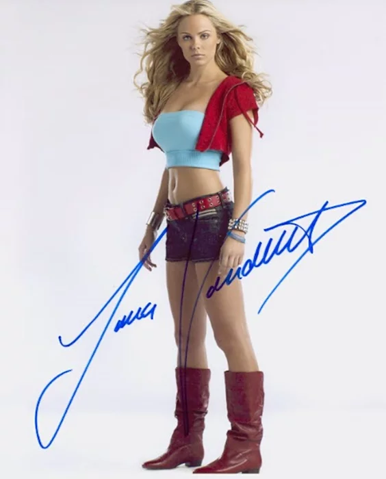 Laura Vandervoort autograph