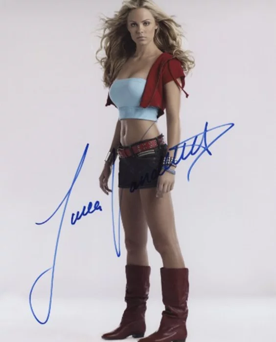 Laura Vandervoort autograph