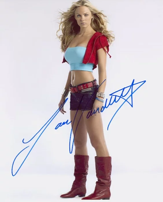 Laura Vandervoort autograph