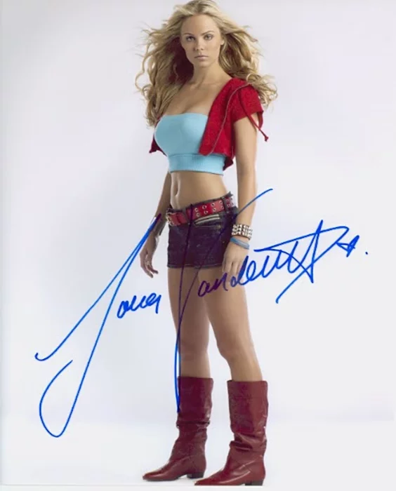 Laura Vandervoort autograph
