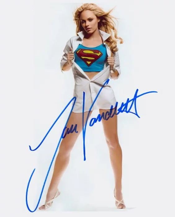 Laura Vandervoort autograph