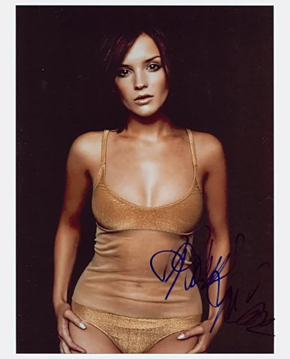 Rachael Leigh Cook autograph