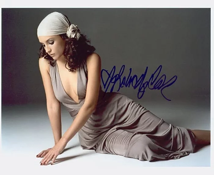 Rachael Leigh Cook autograph