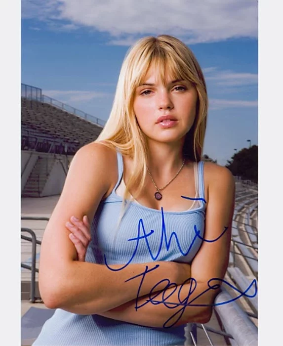 Aimee Teegarden autograph