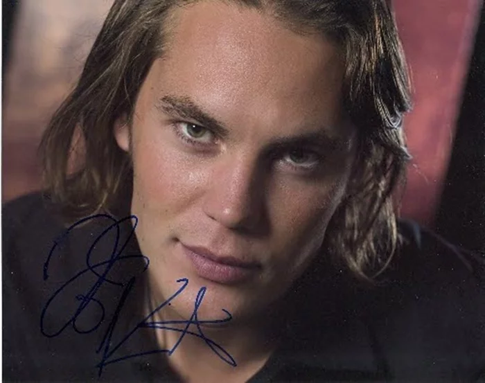 Taylor Kitsch autograph