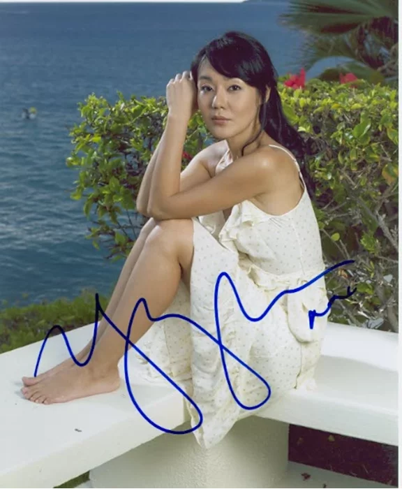 Yunjin Kim autograph