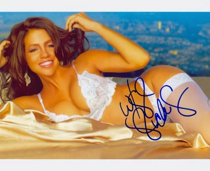 Vida Guerra autograph