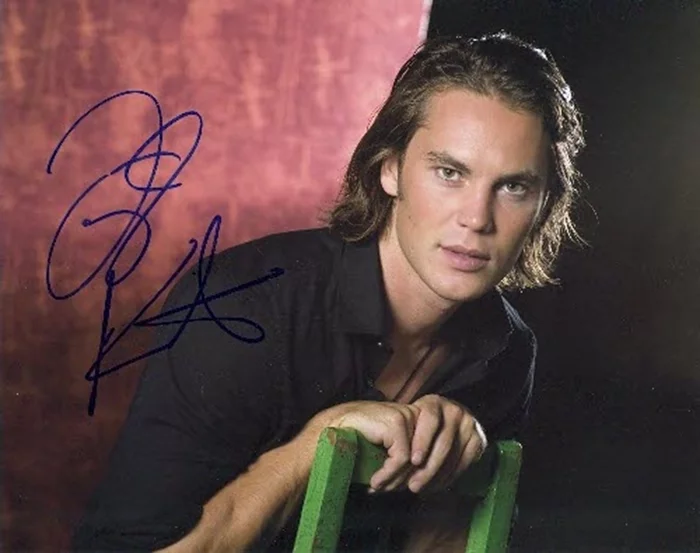Taylor Kitsch autograph