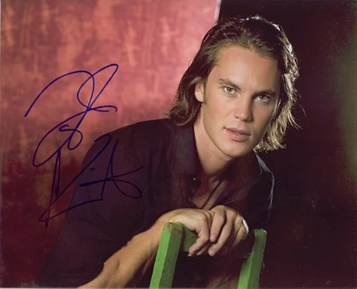 Taylor Kitsch autograph