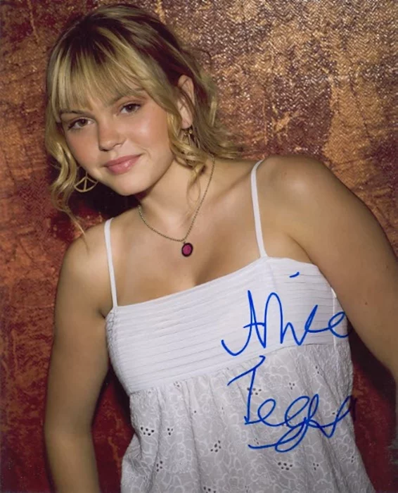Aimee Teegarden autograph