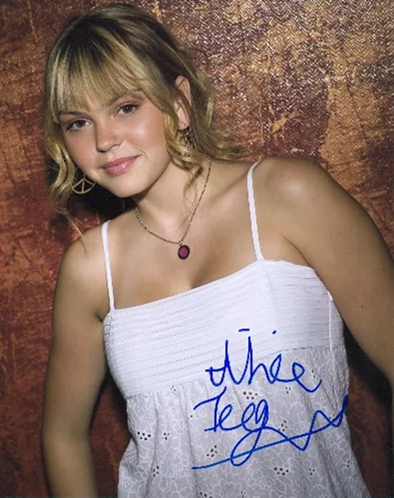 Aimee Teegarden autograph