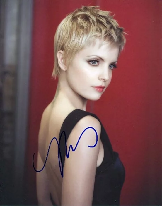 Mena Suvari autograph