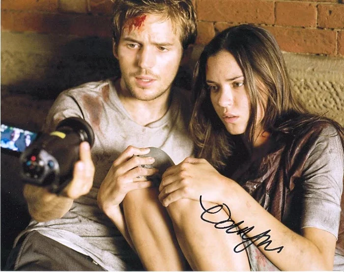 Odette Yustman autograph
