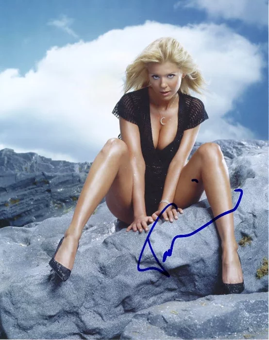 Tara Reid autograph
