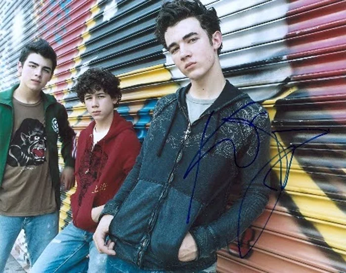 Kevin Jonas autograph