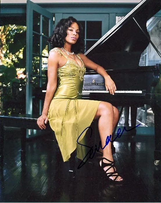 Sanaa Lathan autograph