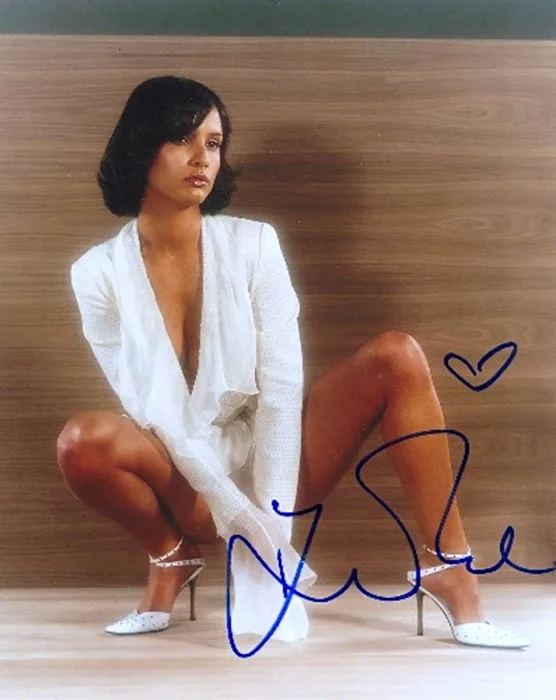 Leonor Varela autograph