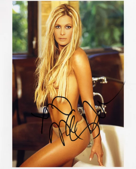 Nicole Eggert autograph