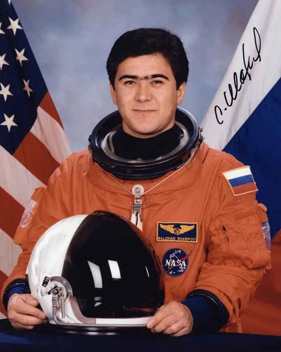 Salizhan Sharipov autograph