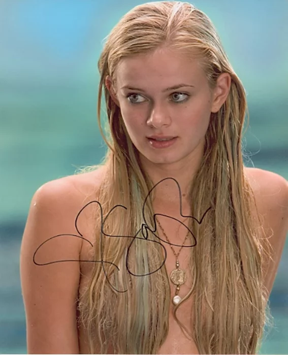 Sara Paxton autograph