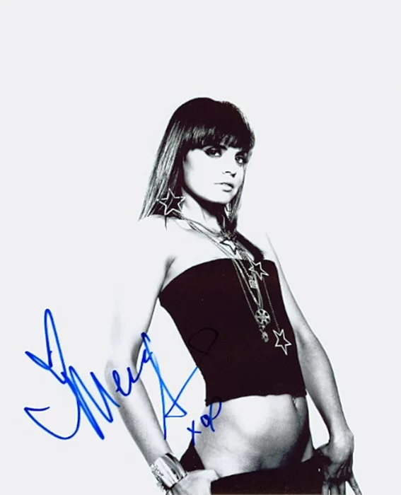 Mena Suvari autograph