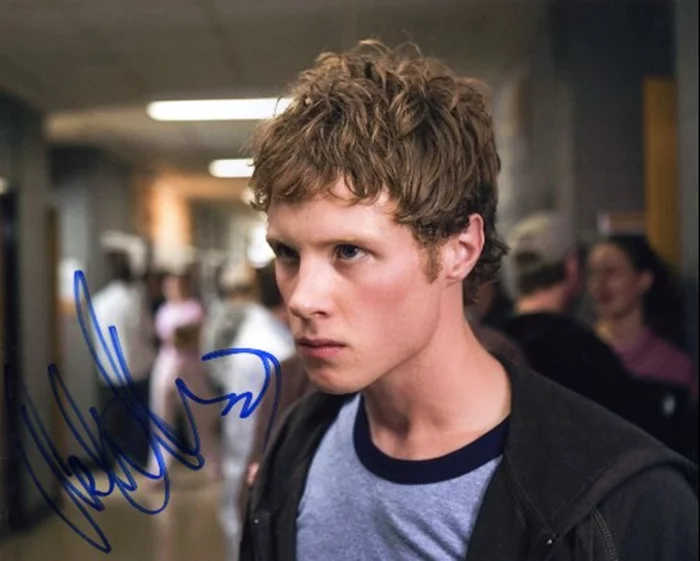Ashton Holmes autograph