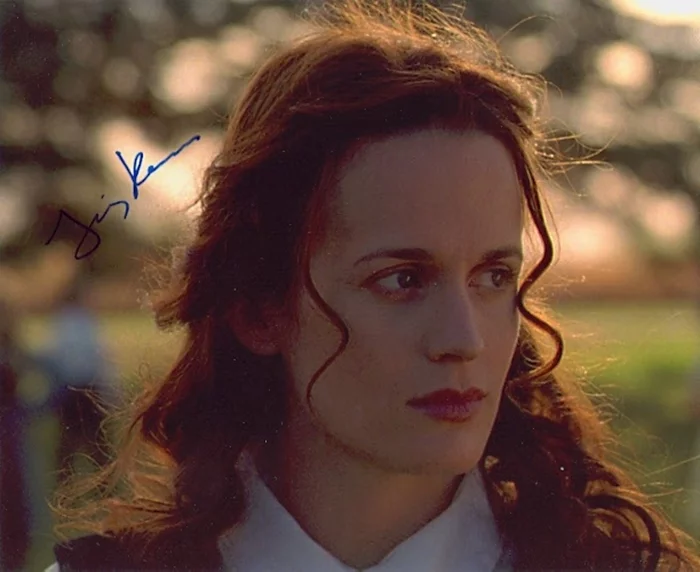 Elizabeth Reaser autograph